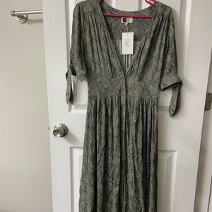 NWT LIRA Midi plam leaf dress
